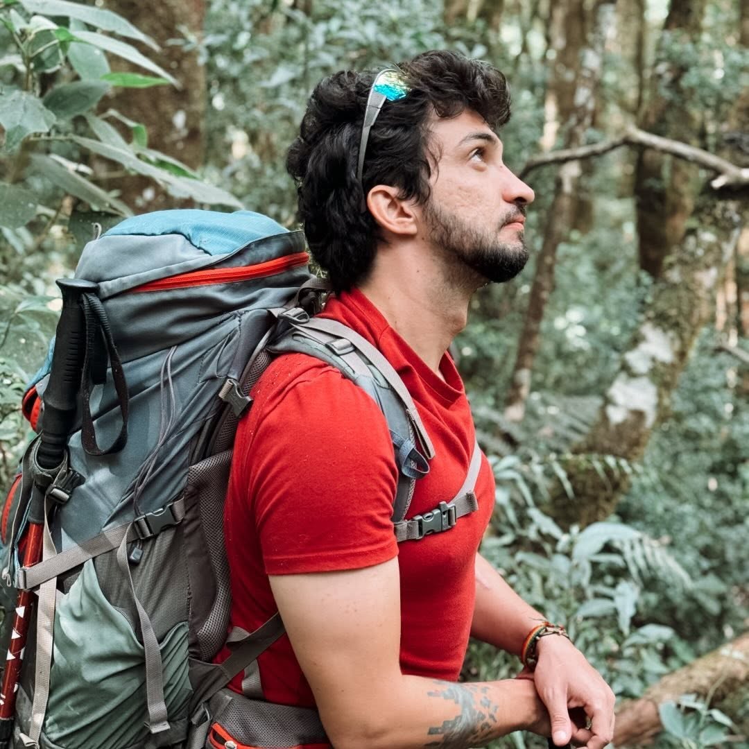 Rodrigo Wood fotografando e explorando uma floresta brasileira